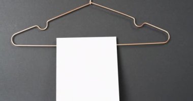 Askı üzerine kitap videosu, beyaz boş sayfalar ve siyah arkaplan üzerine kopyalama alanı. Kitap, edebiyat, kağıt, yazı, doku ve materyal kavramı.