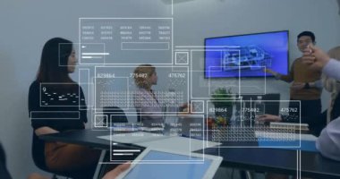 Ofisteki çeşitli iş adamları üzerinde finansal veri işleme animasyonu. Küresel finans, iş, bağlantılar, hesaplama ve veri işleme kavramı dijital olarak oluşturulmuş video.