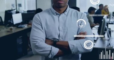 Afrika kökenli Amerikalı iş adamının finansal veri işleme çalışmalarının animasyonu. Küresel finans, iş, bağlantılar, hesaplama ve veri işleme kavramı dijital olarak oluşturulmuş video.