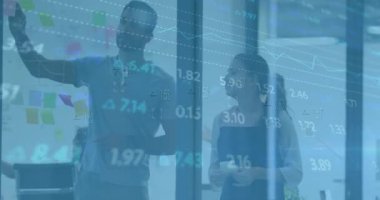 Ofisteki çeşitli iş adamları üzerinde finansal veri işleme animasyonu. Küresel finans, iş, bağlantılar, hesaplama ve veri işleme kavramı dijital olarak oluşturulmuş video.