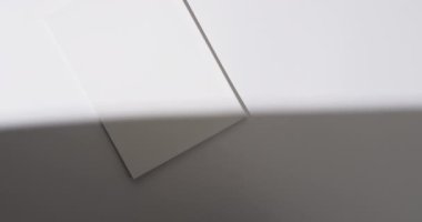 Boş beyaz sayfaları olan ve beyaz arkaplan üzerine boşluğu kopyalayan bir gölge videosu. Kitap, edebiyat, kağıt, yazı, doku ve materyal kavramı.