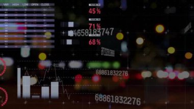 Şehir ışıkları ve karanlık arka planda finansal veri işleme animasyonu. Küresel finans, iş, bağlantılar, hesaplama ve veri işleme kavramı dijital olarak oluşturulmuş video.