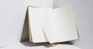 Beyaz boş sayfaları olan bir kitap videosu ve beyaz arkaplan üzerine kopyalama alanı. Kitap, edebiyat, kağıt, yazı, doku ve materyal kavramı.