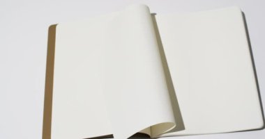 Beyaz boş sayfaları olan bir kitap videosu ve beyaz arkaplan üzerine kopyalama alanı. Kitap, edebiyat, kağıt, yazı, doku ve materyal kavramı.
