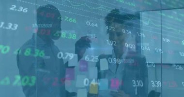 Ofisteki çeşitli iş adamları üzerinde finansal veri işleme animasyonu. Küresel finans, iş, bağlantılar, hesaplama ve veri işleme kavramı dijital olarak oluşturulmuş video.