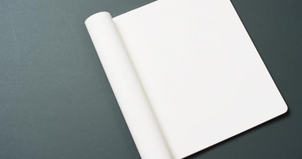 Vídeo Libro Con Páginas Blancas Blanco Espacio Copia Sobre Fondo — Vídeo de stock