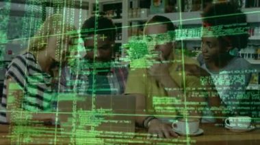 Kafede dizüstü bilgisayar kullanarak çeşitli arkadaşların veri işleme animasyonu. Teknoloji, iletişim, bilgisayar ve veri işleme kavramı dijital olarak oluşturulmuş video.