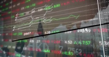 Karanlık arka planda şehir manzarası üzerinden finansal veri işleme animasyonu. Dijital olarak oluşturulmuş küresel bağlantılar, hesaplama ve veri işleme kavramı.