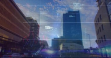 Şehir manzarası üzerinde finansal veri işleme animasyonu. Küresel finans, iş, bağlantılar, hesaplama ve veri işleme kavramı dijital olarak oluşturulmuş video.
