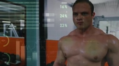 Spor salonunda egzersiz yapan melez bir adamın finansal veri işleme animasyonu. Küresel spor, iş, bilgisayar, veri işleme ve bağlantılar konsepti dijital olarak oluşturulmuş video.