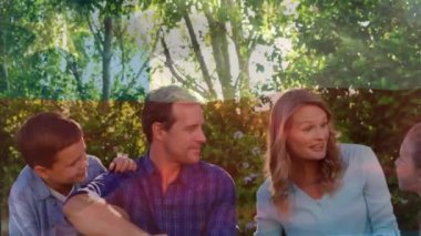 Şili bayrağının güneşli ormanda mutlu beyaz anne-baba, oğul ve kız üzerinde canlandırılması. Şili, yaz, aile, ebeveynlik, çocukluk, tatiller, seyahat ve vatanseverlik, dijital olarak üretilen video.