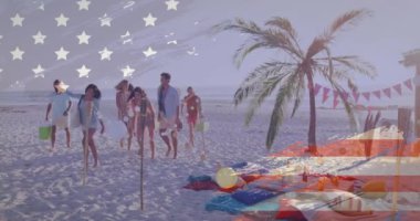 Amerikan bayrağının güneşli sahilde çantalarla gezen çeşitli mutlu arkadaşlarla animasyonu. Amerika 'nın bağımsızlık günü, yaz, 4 Temmuz, ve kutlama, dijital animasyon.