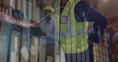 Depodaki çeşitli erkek işçilerin istatistik çizelgelerinin animasyonu. Küresel finans, istatistik, hesaplama ve veri işleme kavramı dijital olarak oluşturulmuş video.