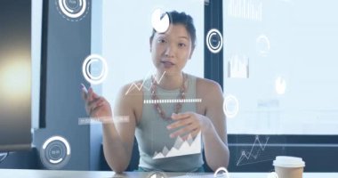 Ofiste çalışan Asyalı iş kadınının finansal veri işleme animasyonu. Küresel iş, finans, bilgisayar ve veri işleme kavramı dijital olarak oluşturulmuş video.