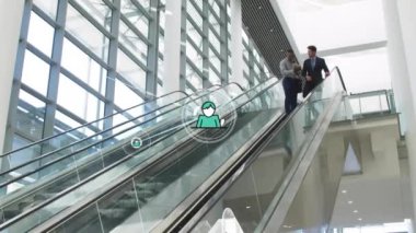 Yürüyen merdivendeki farklı iş adamlarının ikonlarıyla bağlantı ağının animasyonu. Küresel finans, iş, bağlantılar, hesaplama ve veri işleme kavramı dijital olarak oluşturulmuş video.