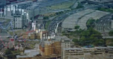 Şehir haritası üzerinde borsa ve veri işleme animasyonu. Küresel iş ve teknoloji kavramı, dijital olarak üretilen video.