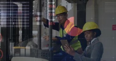 Afro-Amerikan işçilerin depodaki istatistik çizelgelerinin animasyonu. Küresel finans, istatistik, hesaplama ve veri işleme kavramı dijital olarak oluşturulmuş video.