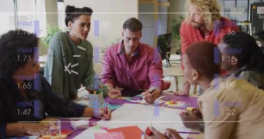 Muhtelif meslektaşların ofiste toplanmasıyla ilgili veri işleme animasyonu. İş, finans ve iletişim konsepti dijital olarak oluşturulmuş video.