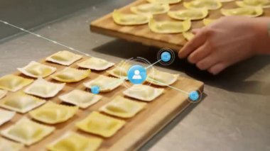 Kafkasyalı kadın şefin hamur köftesi yapması üzerine kurulan bağlantı ağının animasyonu. Küresel iş, yiyecek ve dijital arayüz kavramı, dijital olarak üretilen video.