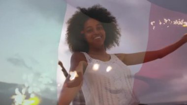 Alacakaranlıkta sahilde havai fişeklerle dans eden mutlu çift üzerinde İtalyan bayrağının animasyonu. İtalyanca, yaz, romantizm, özgürlük, tatiller, seyahat ve vatanseverlik, dijital olarak üretilen video.