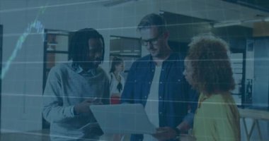 Ofisteki çeşitli iş adamları üzerinde finansal veri işleme animasyonu. Küresel finans, iş, bağlantılar, hesaplama ve veri işleme kavramı dijital olarak oluşturulmuş video.