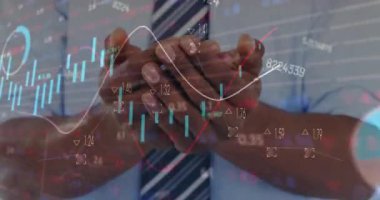 Grafiklerin animasyonu, ticaret kurulu, Afrikalı Amerikalı iş adamının destek isteyen orta kesimi. Dijital bileşik, eller kavrulmuş, yardım, rapor, büyüme, ilerleme ve borsa konsepti.
