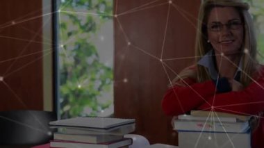 Ofiste oturan mutlu beyaz kadın üzerindeki bağlantı ağının animasyonu. İş, bağlantılar, hesaplama ve veri işleme kavramı dijital olarak oluşturulmuş video.