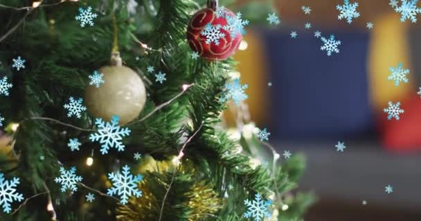 Animasi Salju Jatuh Atas Pohon Natal Dengan Perhiasan Natal Perayaan — Stok Video