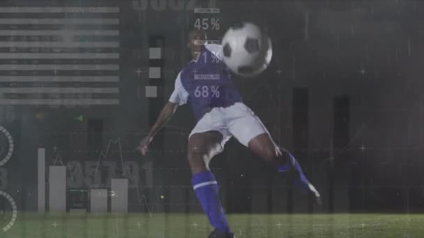 非洲裔美国男性足球运动员的财务数据处理动画 体育和数字接口概念数字生成视频 — 图库视频影像