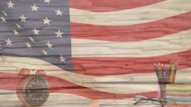 Animation Der Amerikanischen Nationalflagge Die Über Buntstiften Brillen Und Wecker — Stockvideo