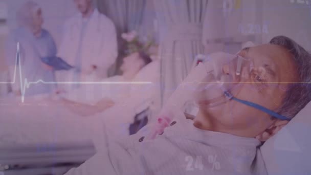 Різні Лікарі Над Пацієнтом Чоловічої Статі Ліжку Кисневою Маскою Над — стокове відео