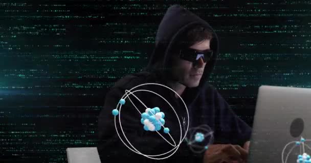 用笔记本电脑黑客攻击鸟类男性黑客身上原子结构的动画 数字合成 多重曝光 网络犯罪 三维科学和技术概念 — 图库视频影像