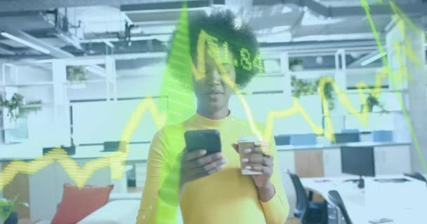 在办公室工作的非洲裔美国女商人的金融数据处理动画 全球商业 计算和数据处理概念 — 图库视频影像