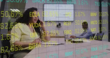 Ofiste çalışan çeşitli meslektaşlar üzerine borsa animasyonu. İş, finans ve iletişim konsepti dijital olarak oluşturulmuş video.