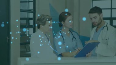 Hastanedeki çeşitli doktorların buluşması üzerine asma kilit ikonu canlandırması. Küresel siber güvenlik, ilaç ve sağlık hizmetleri konsepti dijital olarak oluşturulmuş video.