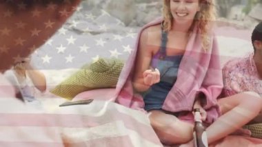 Amerika bayrağının animasyonu sahilde içen ve konuşan farklı arkadaşlar üzerinde. Amerikan, yaz, arkadaşlık, parti, tatiller, vatanseverlik ve seyahat, dijital olarak üretilen video.