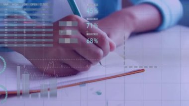 Defterde yazan melez çocuğun orta kesiminde çok renkli bilgi arayüzü animasyonu. Dijital bileşik, çoklu pozlama, rapor, iş, büyüme, ilerleme, küresel, çocukluk.