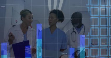 Animasyon grafikleri ve farklı doktorların koridorda yürürken hasta raporlarını tartışmaları. Dijital bileşik, çoklu pozlama, iş, takım çalışması, küresel, tıbbi ve sağlık konsepti.