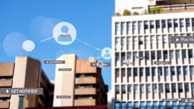 Şehir binaları ve mavi gökyüzü üzerinde insan simgeleri ve medya bildirimlerinin animasyonu. Ağ, veri, dijital arayüz, iş ve iletişim dijital olarak oluşturulmuş video.