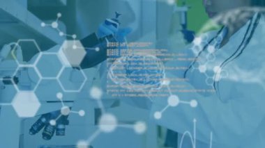 Mikroskop kullanan Asyalı kadın bilim adamı üzerinde element diyagramlarının, beyin ve tıbbi verilerin animasyonu. Tıp bilimi, teknoloji, veri ve araştırmalar dijital olarak oluşturuldu.