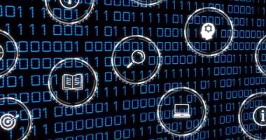 Siyah arkaplanda simgelerle ve ikili kodlamalarla bağlantı ağının animasyonu. Küresel ağlar, bağlantılar, hesaplama ve veri işleme kavramı dijital olarak oluşturulmuş video.