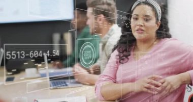 Grafiklerin animasyonu, değişen numaralar, çemberler ve çubuklar, çeşitli kadın iş arkadaşlarıyla konuşuyor. Dijital bileşik, çoklu pozlama, rapor, iş, ilerleme, büyüme ve tartışma kavramı.