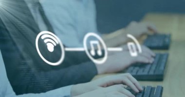 Ofisteki telefon kulaklığı kullanan çeşitli iş adamlarının medya simgelerinin canlandırılması. Küresel iş, teknoloji ve dijital arayüz kavramı, dijital olarak oluşturulmuş video.