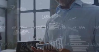 Akıllı telefon kullanan beyaz iş adamının finansal veri işleme animasyonu. Küresel finans, iş, bağlantılar, hesaplama ve veri işleme kavramı dijital olarak oluşturulmuş video.