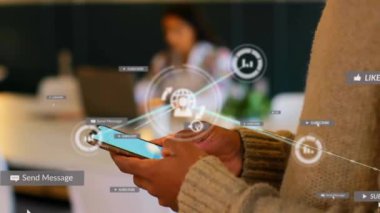 Akıllı telefon kullanan Afro-Amerikan kadın üzerindeki simgelerle bağlantı ağının animasyonu. Küresel iş, sosyal medya, dijital arayüz ve dijital olarak oluşturulan veri işleme kavramı.