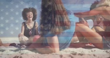 Neşeli arkadaşlarımızın güneşli sahilde oturması üzerine Amerikan bayrağının animasyonu. Amerika 'nın bağımsızlık günü, 4 Temmuz, yaz, tatiller, arkadaşlık ve kutlama, dijital animasyon.