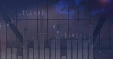 Şehir manzarası üzerinde finansal veri işleme animasyonu. Küresel finans, iş, bağlantılar, hesaplama ve veri işleme kavramı dijital olarak oluşturulmuş video.