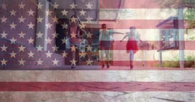 ABD bayrağının farklı okul öğrencileri üzerinde koşması. Vatanseverlik ve kutlama konsepti dijital olarak oluşturulmuş video.