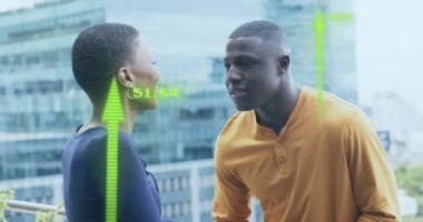 Ofiste gülümseyen çeşitli iş adamları üzerinde finansal veri işleme animasyonu. Küresel iş, finans, bilgisayar ve veri işleme kavramı dijital olarak oluşturulmuş video.