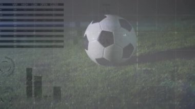 Futbolcuların topa vurması üzerine finansal veri işleme animasyonu. Finansal, spor ve dijital arayüz kavramı dijital olarak oluşturulmuş video.